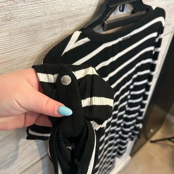 Michael Kors black & white striped blouse a V-neck and button placket detail - Picture 4 of 6